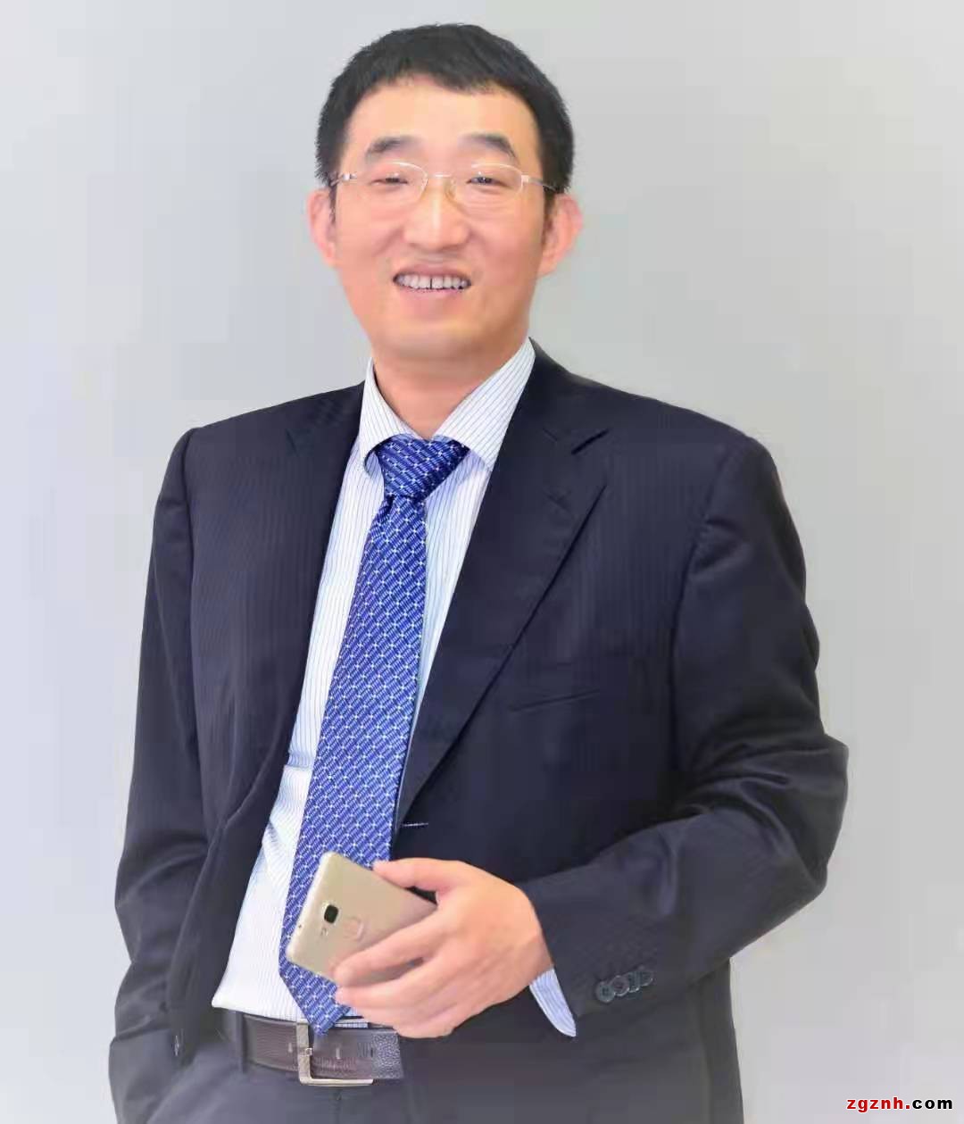 李剛，華為公司原副總裁，1996年加入華為，是公司早期創業、研發、拓展市場的功臣，2020年從華為功成身退。對企業戰略、文化、人力資源、產品研發，市場營銷，技術服務、質量與運營等方面有豐富的實戰經驗。華為管理體系貢獻最高榮譽獎“藍血十杰”獲得者，華為大學“金牌講師”。