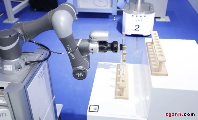 歐姆龍協作機器人在生物醫療樣品搬運上的應用