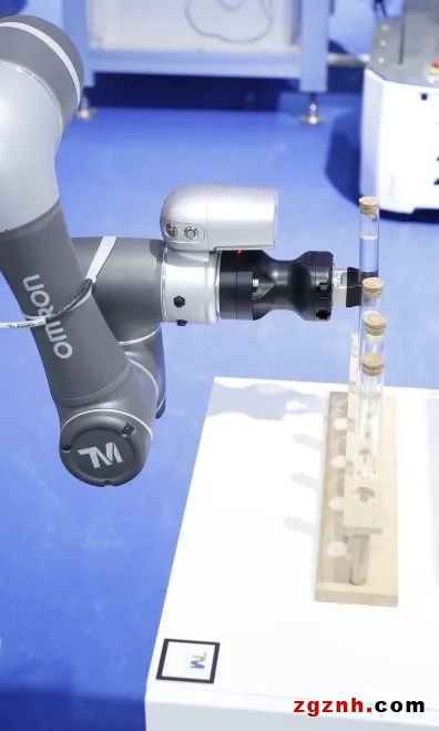 歐姆龍協作機器人在生物醫療樣品搬運上的應用